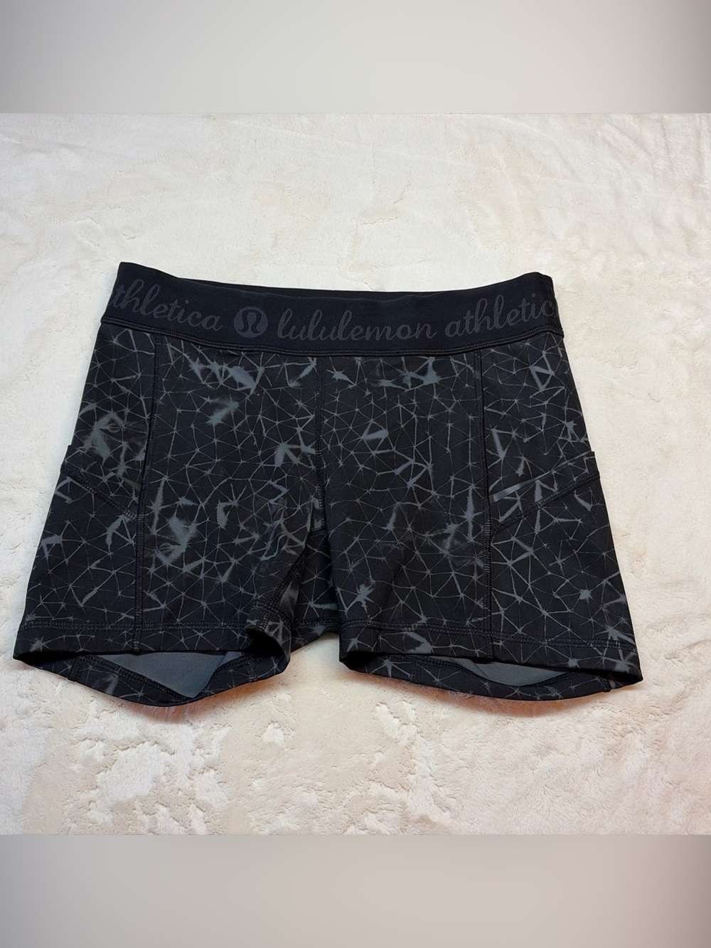 Lululemon Women’s Logo Band Waist Athletic Shorts Size 6 Black Geometric Pattern
